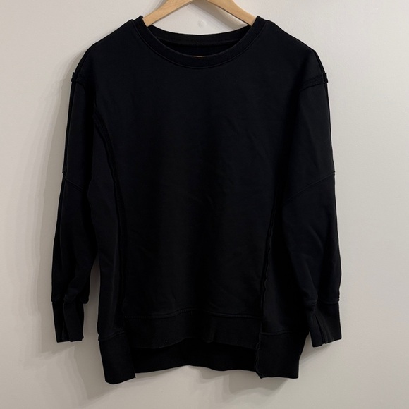 Tops - ⭐️GUC black sweatshirt w/ side slit